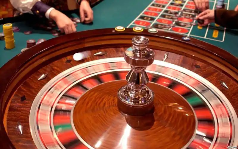 Aplikasi parisbola menampilkan meja live dealer dengan antarmuka responsif di berbagai ukuran layar